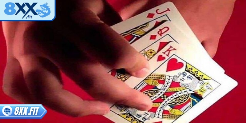 Một lượt kết thúc khi tất cả game thủ tham gia không còn quân để tấn